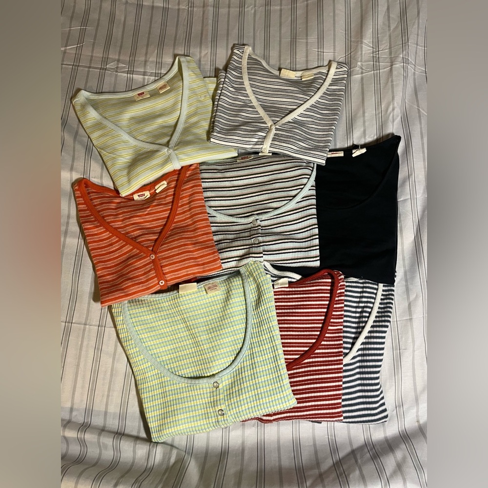 SOLD Pre-Owned Bulk Of Levi’s Cropped Tees-Size XL/XXL **See Description**